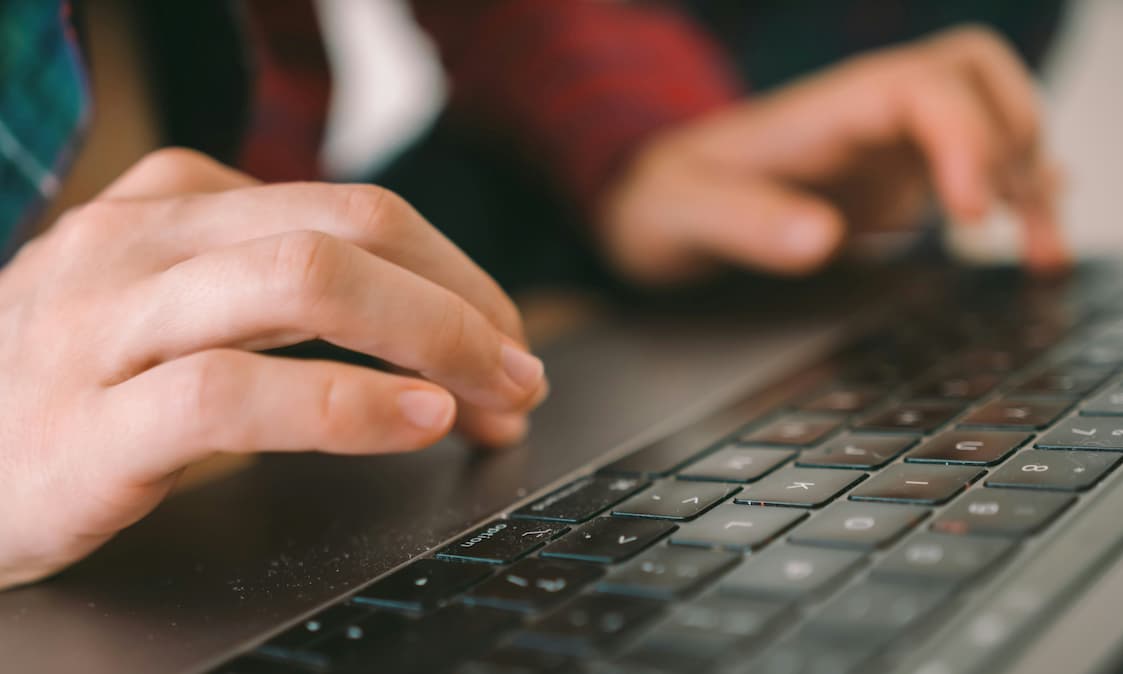 ノートPCでの作業のイメージ